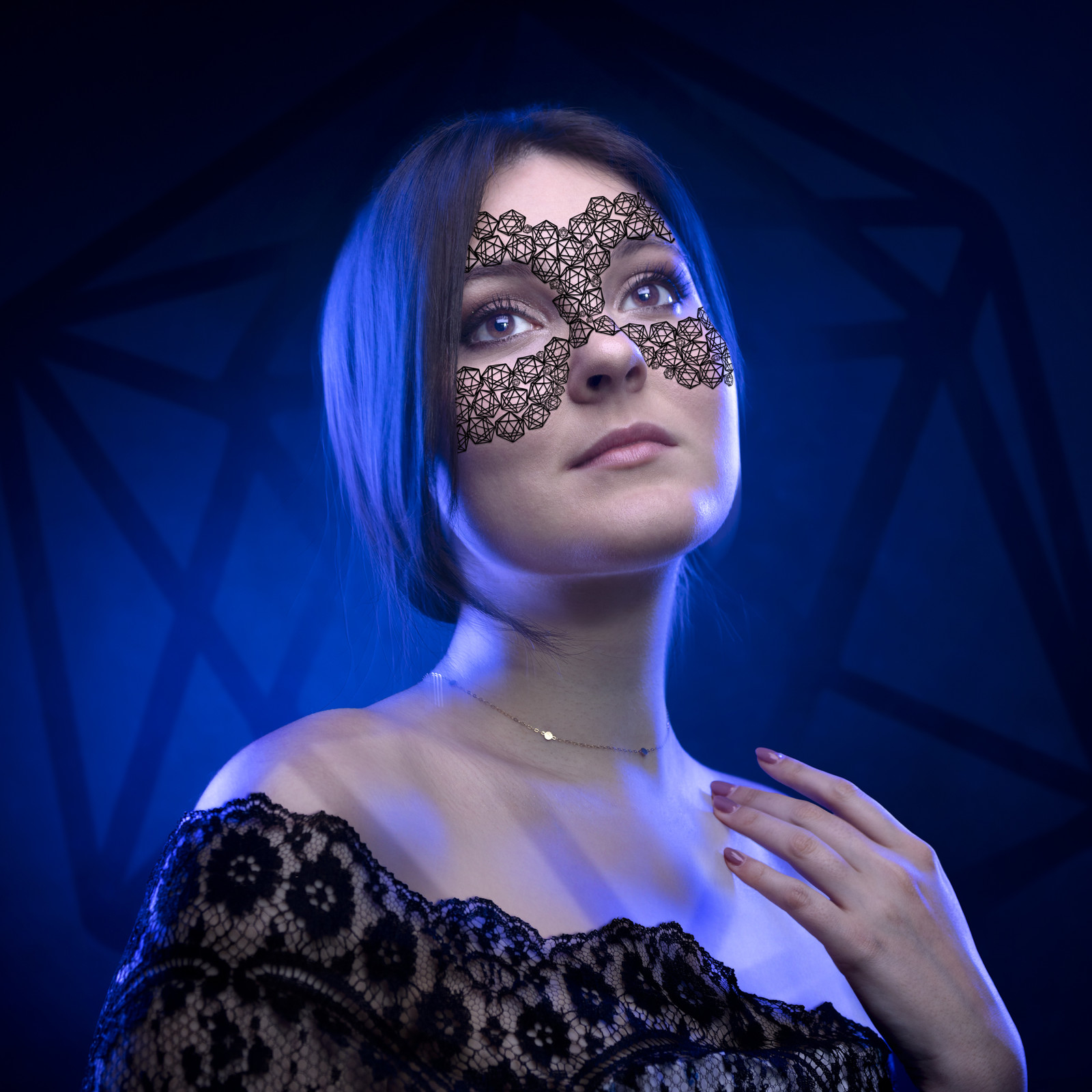 Certains scientifiques travaillent sur un type spécifique de virus : les adénovirus. Ils possèdent une structure particulière, en icosaèdre avec 12 sommets, faisant penser à de la dentelle. Leur structure est très fragile, très délicate. Une partie de leur travail est toujours un grand mystère qui se révèle au fur et à mesure des recherches. L’objectif est de lever le masque sur ces virus pour comprendre les interactions entre toutes ces briques d’acides aminés.