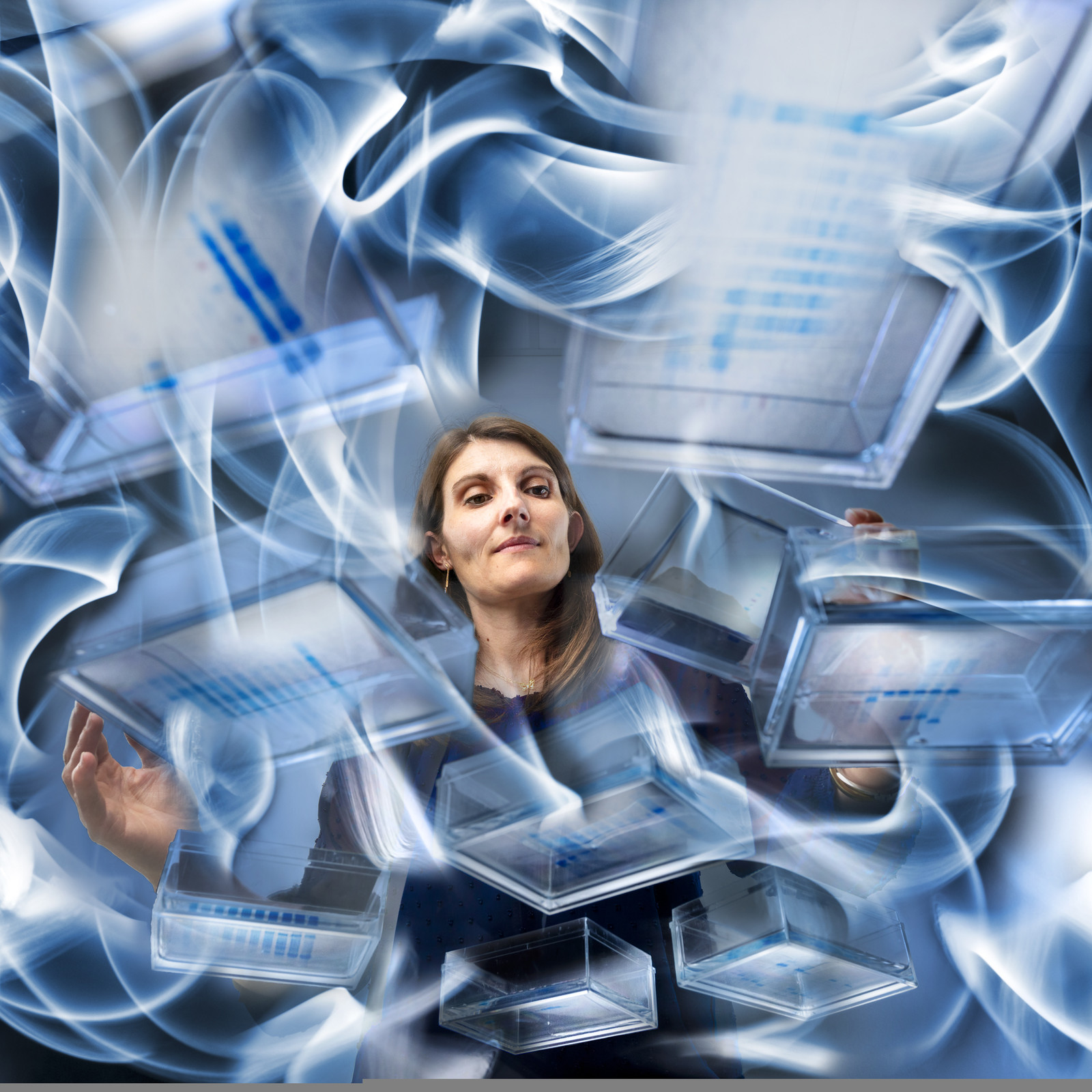 Les scientifiques cherchent à comprendre quelle partie du virus se fixe sur nos cellules. En identifiant cette zone et en comprenant sa structure, il est possible de développer des molécules antivirales avec la même structure qui viendront se loger dans cette zone et empêcher la fixation du virus sur nos cellules.De nombreuses molécules doivent être testées pour trouver celle qui se logera au mieux dans cet espace. Il faut donc de très nombreux tests pour trouver la molécule la plus adaptée. Les scientifiques avancent dans une diversité de résultats, dont beaucoup ne seront pas bons, mais indispensables pour réussir à trouver « par élimination » la bonne molécule, un peu comme une aiguille dans une botte de foin.