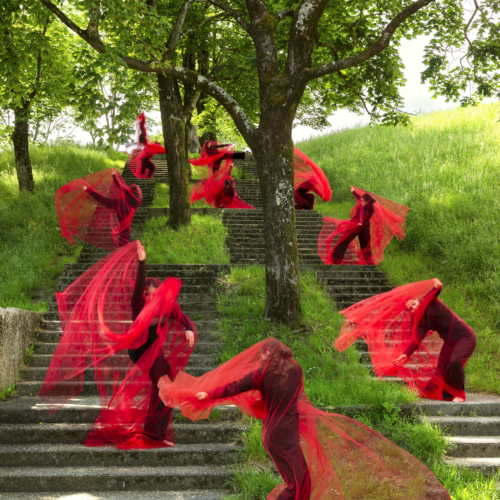 Dans les quartiers étudiés pour ces recherches, certains lieux sont emblématiques et particuliers, donnant une vue d’ensemble sur le territoire. Ces espaces sont vivants, par la présence à différents instants des personnes qui les habitent ou les parcourent au quotidien. Elles en font un espace sensible et un cadre de vie.