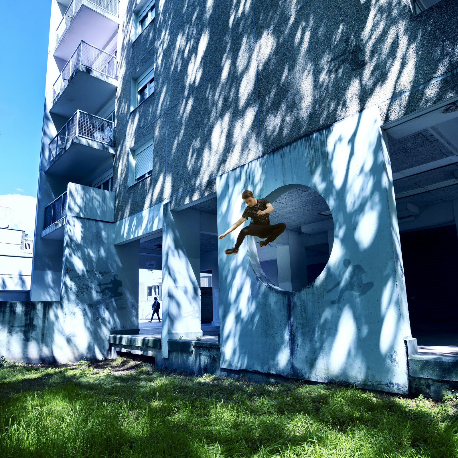 Le sensible est la façon dont on voit le monde et les sensibilités que l’on a envers lui (attitude, écoute, comportement…). C’est la façon dont cela nous affecte, le lien que cela tisse avec nos émotions. Certains projets de recherches en sciences humaines et sociales ont pour objectif de considérer la place du sensible dans la production des espaces urbains et la manière dont les personnes expérimentent le projet.Des enquêtes sont menées auprès des professionnels du bâti portant sur certains territoires en France et auprès des personnes pratiquant certains écoquartiers. L’objectif est de savoir quelles sont les expériences sensibles que les personnes font de ces espaces. Ou comment la population locale laisse sa trace dans son environnement, comment elle l’aborde et quels souvenirs y sont attachés. Le « parkour » est une façon d’intégrer des lieux, de vivre dans son espace quotidien, de passer d’un endroit à un autre, de sortir dehors, pour exister dans un environnement particulier.