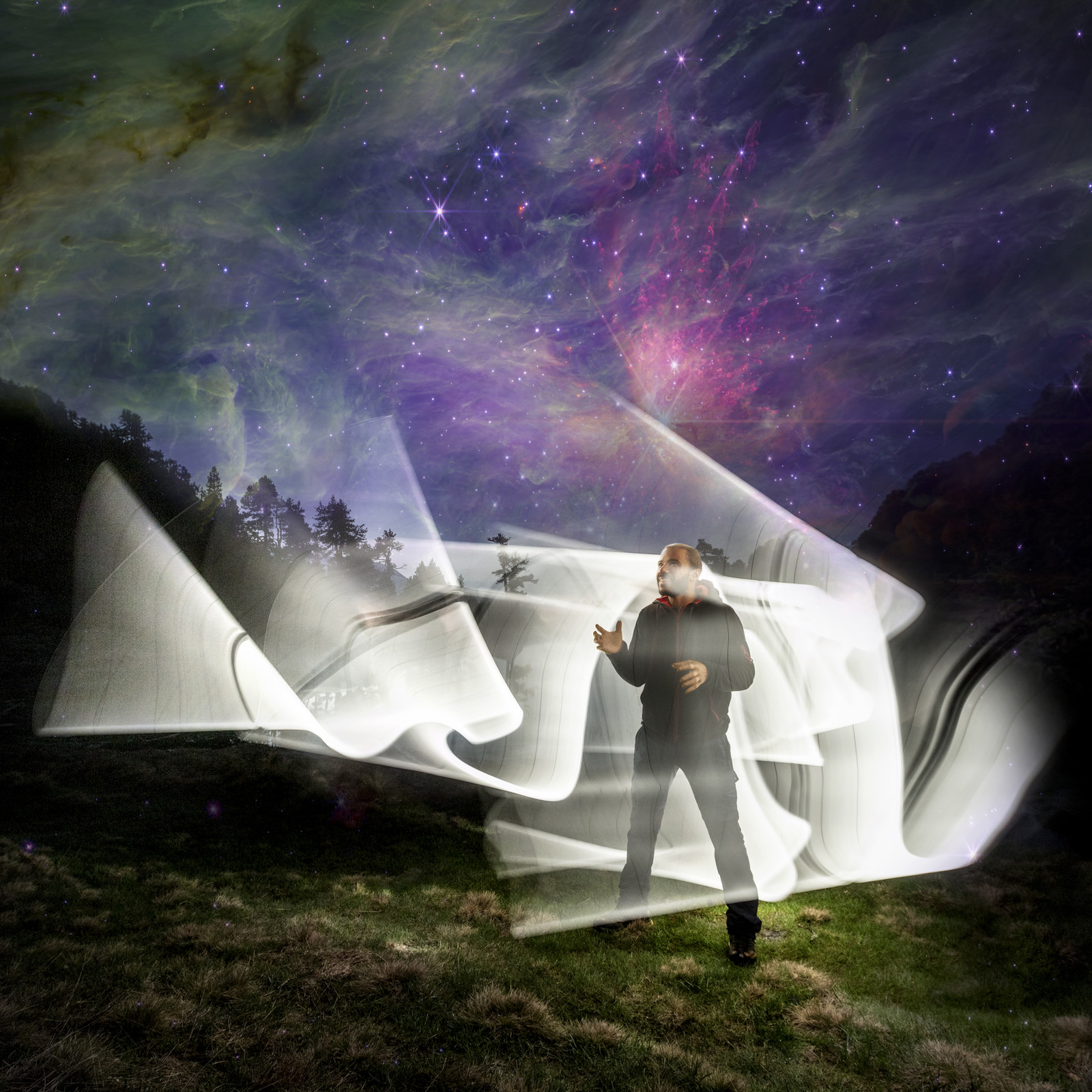 Les nuages moléculaires sont des amas d’hydrogène et d’hélium à partir desquels naissent les étoiles. Au sein de ces nuages, des surdensités appelées « cœurs denses » vont s’effondrer sur elles-mêmes pour former des étoiles. Autour de ces cœurs, de grands mouvements d’accrétion viennent les nourrir, comme des rivières alimentant un lac.Cet aspect de l’espace, inaccessible pour beaucoup, est bien connu de certains spécialistes de ces espaces cosmiques. Ils recherchent et affinent les données sur ces lieux célestes pour mieux comprendre ces nuages moléculaires, comme cette nébuleuse d’Orion, région la plus proche de nous ayant récemment formé des étoiles massives.